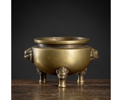 Kleiner Weihrauchbrenner aus Bronze auf drei Beinen mit Löwenkopf-HandhabenChina, Xuande-SechszeichenmarkeB.12,5 cm / 697 gEh