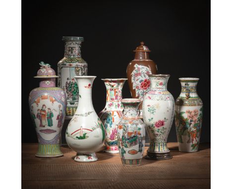 Sechs Vasen und zwei Deckelvasen aus Porzellan, dekoriert polychrom mit figuralen und floralen DarstellungenChina,  teils gem