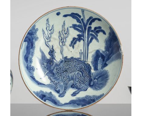 Große unterglasurblaue Schale mit Dekor eines Qilin neben Bananen und FelsenChina, Siegelmarke, Transitional-/ frühe Kangxi-P