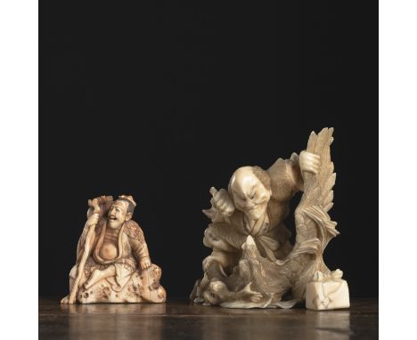 Ein Netsuke und ein Okimono aus ElfenbeinJapan, 19. Jh.B. 7,2/ 4,2 cma) Chôkaro sennin mit Stab und Kalebasse, sitzend auf ei