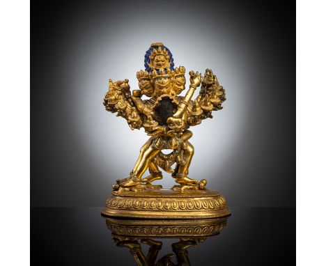 Feuervergoldete Bronze des HevajraTibet, 20. Jh.H. 20,8 cmIn Alidhasana auf verschiedenen, auf dem Lotussockel liegenden Figu