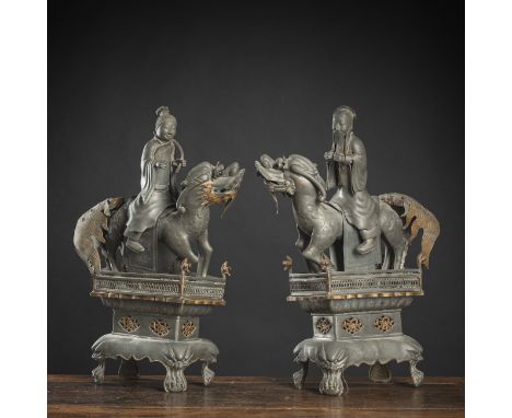 Paar seltene Altargarnituren aus Zinn in Form von Fabeltieren und Figuren aus teilvergoldetem ZinnChina, gemarkt, 19. Jh.H. 4