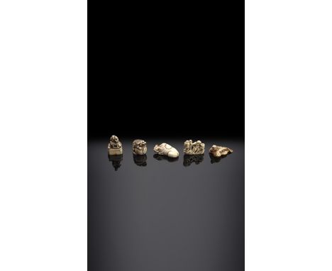 Gruppe von fünf Netsuke aus Elfenbein: u.a. Büffel, Shishi, AffenJapan, 18. Jh. und späterL. 4 - 5,7 cmDeutsche Privatsammlun