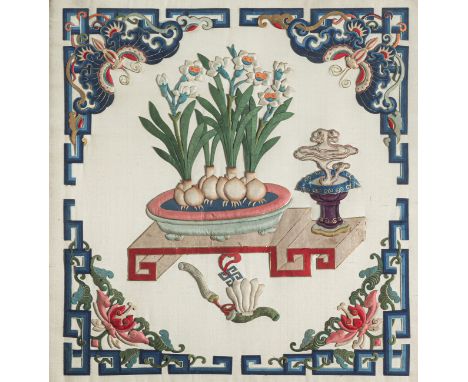 Feines Reliefbild mit NarzissenChina, laut Aufschrift datiert 190164 x 55 cm (79 x 70 cm, R.)Seidensatin mit Wattierung über 