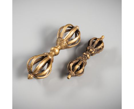 Zwei Vajra aus BronzeTibetL. 11,9-15 cmSüddeutsche Privatsammlung, ab 1960 bis großteils vor 2007 gesammeltMinim. berieben
