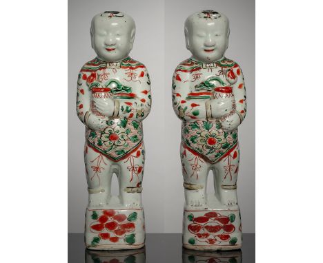 Paar Knaben aus Porzellan mit Wucai-DekorChina, Kangxi-PeriodeH. 26,5 cmProvenienz: Aus einer alten belgischen Privatsammlung