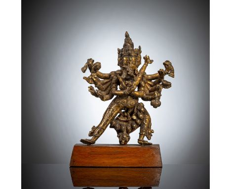 Feuervergoldete Bronze CakrasamvaraTibet, 17. Jh.H. 14,8 cmIn alidhasana stehend, Vajravarahi mit seinen Hauptarmen umarmend,