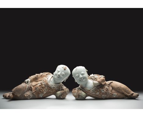 Paar seltene partiell glasierte Qingbai-Figuren von liegenden KnabenChina, Song-/ frühe Yuan-Dynastie, ca. 13. Jh.L. 26 cmDie