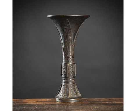 'Gu'-förmige Vase aus Bronze mit archaistischem ReliefdekorChina, Qing-DynastieH. 25,2 cmEhemals aus einer alten Berliner Pri