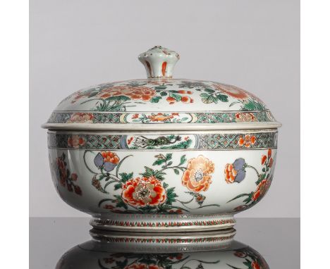 Deckelterrine aus Porzellan mit 'Wucai'-FloraldekorChina, Kangxi-PeriodeD. 23,2 cmAus einer norddeutschen Privatsammlung, zwi