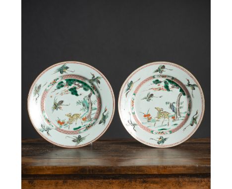 Paar Teller mit 'Famille-Verte'-Dekor von Kranich und RehChina. Kangxi-PeriodeD. 21,9 cmAus einer alten belgischen Privatsamm