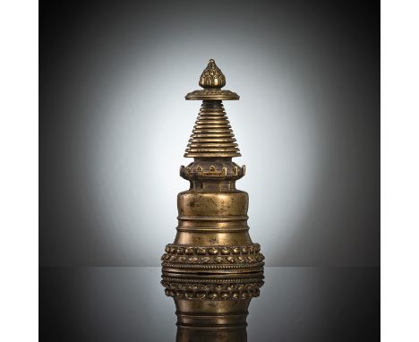 Stupa aus BronzeTibet, 13./ 14. Jh.H. 21 cmDer Stupa steht auf einer doppelten Reihe von Lotusblättern, die von dem kuppelför