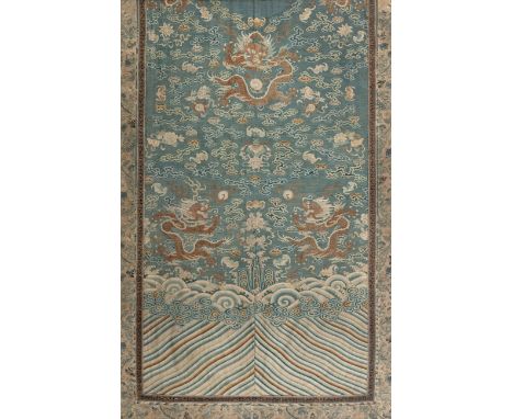 Rückseite eines blauen Drachengewandes in kesiChina, spätes 18. bis frühes 19. Jh.143 x 92 cm, R.Schlitzwirkerei (kesi). Seid