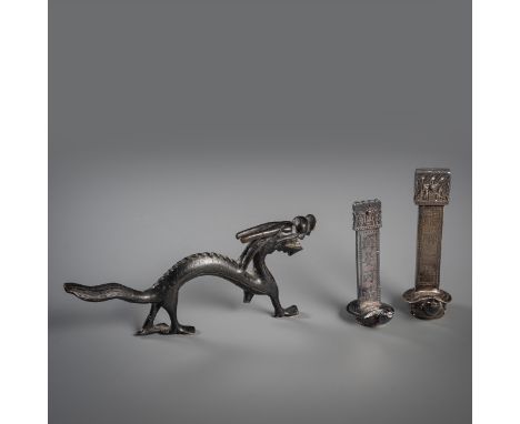 Zwei Silbersteelen und Drache aus BronzeChina, Qing-DynastieL. 19,8/ H, 10,5/12,5 cmAus einer norddeutschen Kaufmannsfamilie,