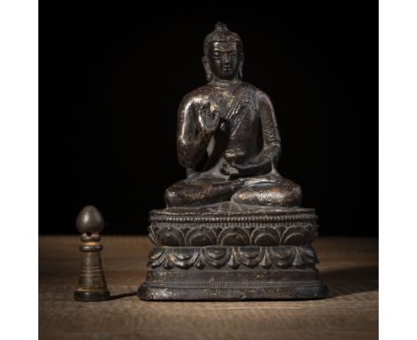 Bronze des Buddha mit Resten von Vergoldung und kleines SiegelMongoleiH. 17,5 / 6 cmEhemals aus einer deutschen Privatsammlun