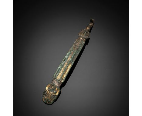 Gürtelhaken aus feuervergoldeter Bronze mit Taotie-MaskenChina, Zeit der Streitenden ReicheL. 17,3 cmDer Körper des Gürtelhak
