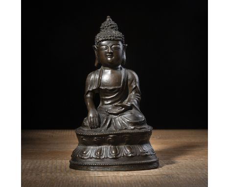 Bronze des Buddha ShakyamuniChina, 17. Jh.H. 23,2 cmEhemals aus einer deutschen Privatsammlung, erworben vor 2007Minim. berie