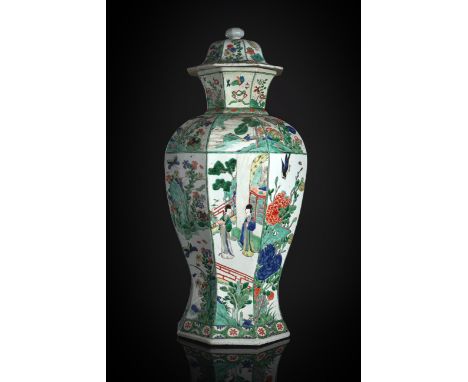 Oktagonale 'Famille verte'-Deckelvase aus Porzellan mit feinem Dekor von Vögeln und TierenChina, Kangxi-PeriodeH. 63,8 cmAus 
