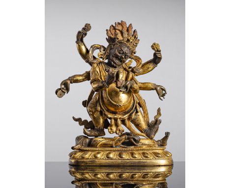 Feuervergoldete Bronze des SadbhujamahakalaTibeto-Chinesisch, ca. 19. Jh.H. 21 cm (25,5 cm m. S,)In Pratyalidhasana auf einer