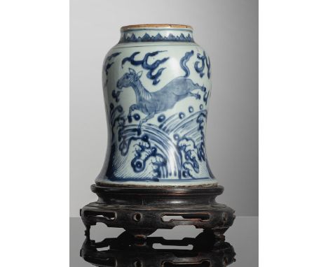 Glockenförmige Vase aus Porzellan mit unterglasurblauem Dekor von 'Fliegenden Pferden' über WellenChina, frühe Kangxi-Periode