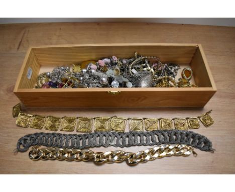 A mixed lot of vintage and ladies costume jewellery.