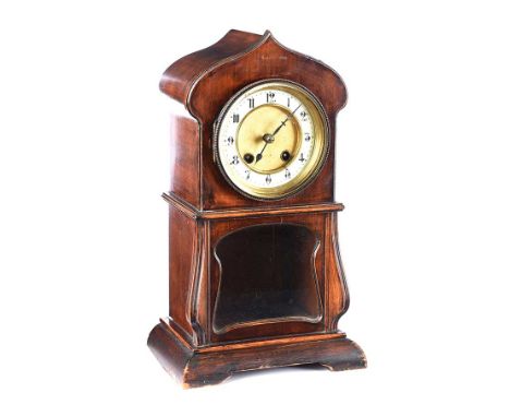 ARTS & CRAFTS MANTEL CLOCK WITH BRASS & PORCELAIN DIAL OF 5 INCHES.RAISED ON BRACKET FEET.HEIGHT: 14 INCHES.WIDTH: 8 INCHES.D