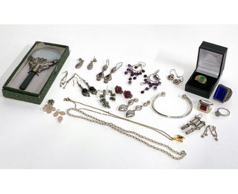 A mixed lot of jewellery to include 925 silver bangle; rings to include 925 silver and white metal; and a collection of 11 pa