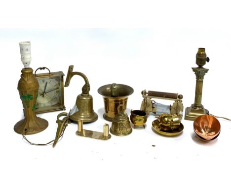 A mixed lot of brass and metal items to include pestle and mortar, bell, toilet roll holder, corinthian column table lamp etc