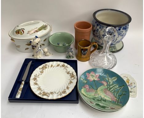 A mixed lot of ceramics and glass to include Phoenix ware Forester Ltd blue and white planter, Crown Staffordshire cake plate