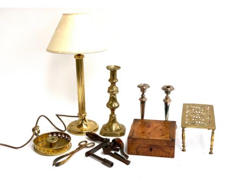 A mixed lot of brass and metal items to include column table lamp, trivet, a pair of plated candlesticks, smoking pipes, a fu