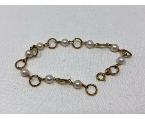 A 9ct gold cultured pearl bracelet, length 18cm.  CONDITION REPORT: 4.7g