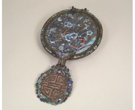 CHINESE ENAMEL.
A Chinese enamelled metal wall hanging (possibly a mirror frame), full length 32.5cm.