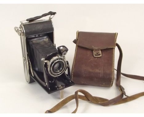 AGFA CAMERA.
An Agfa Billy-Record folding camera, with leather case.