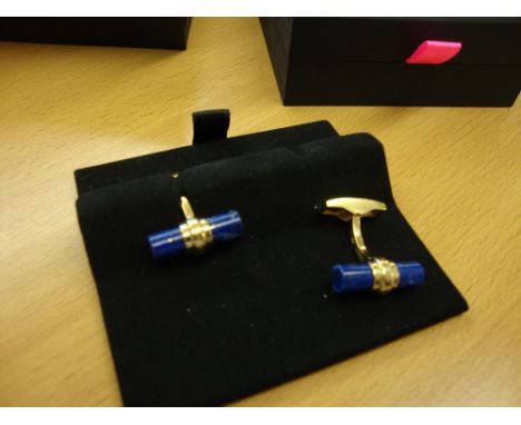 Theo Fennell 18K yellow gold cufflinks with Lapis Lazuli batons. Marked 750 AU and hallmarked, with the THEO FENNELL name on 