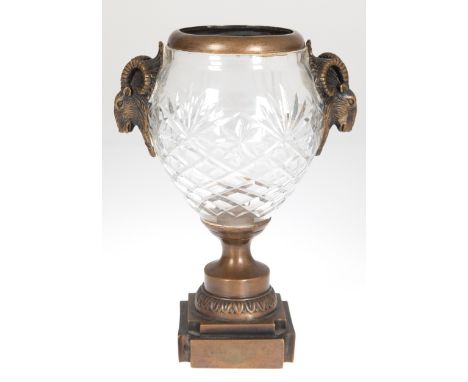 Vase, Kristallkorpus mit Bronzemontur, seitlich plastische Widderköpfe, Bronze-Sockel und -Rand, H. 24 cm