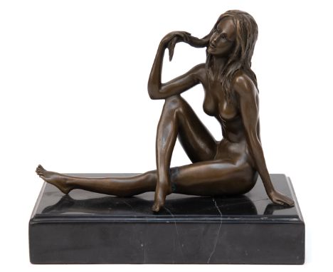 Bronze-Figur "In erotischer Pose sitzender weiblicher Akt", braun patiniert, Gießerplakette "Fondere Bords De Seine", auf sch