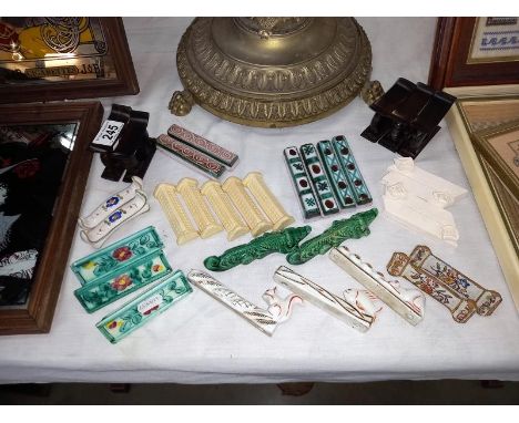A mixed lot of ceramic knife rests.