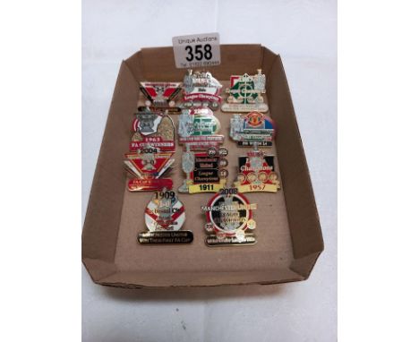 11 Danbury Mint Manchester United enamel football pin badges.