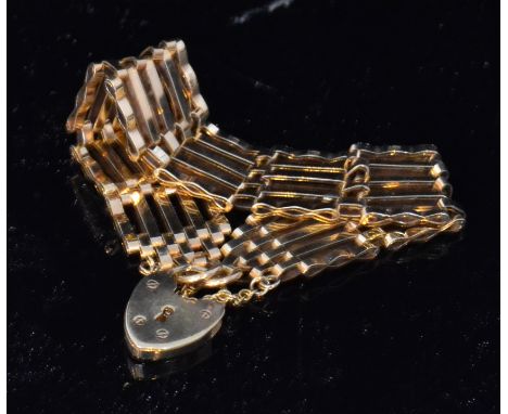 A 9ct hallmarked five bar gate bracelet terminating in padlock fastener, weight 17g. 