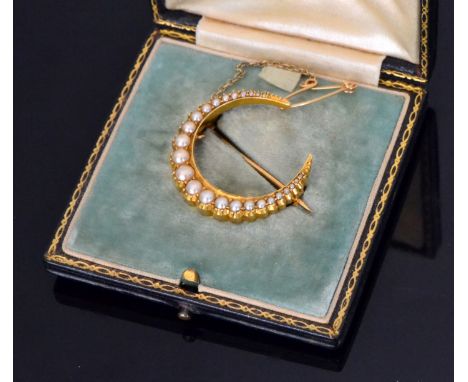An Edwardian 15ct split pearl crescent shaped brooch, weight 6g, stamped 
