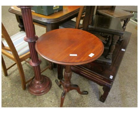 19TH CENTURY MAHOGANY CIRCULAR TOP TRIPOD TABLE WITH URN TURNED COLUMN ON A TRIPOD BASE 