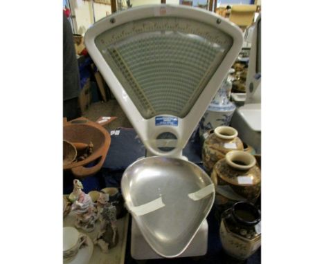 WALKER BROS ENAMEL SET OF SHOP SCALES 