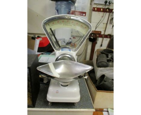 SET OF ENAMELLED SHOP SCALES 