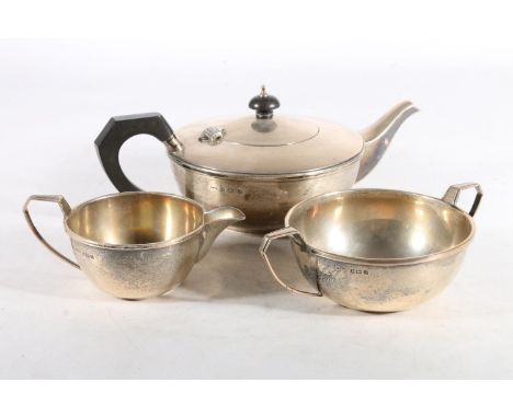 George V three-piece silver tea service, the plain bodies with angular handles, Birmingham 1933, max L27.5cm, gross 642g. 