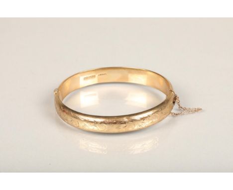 9ct gold bangle with engraved decoration, makers S P S &amp; Co., Birmingham 1989, 14.9g. 