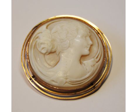 Circular cameo brooch with portrait in Art Nouveau style, in gold, 15.3g gross. 