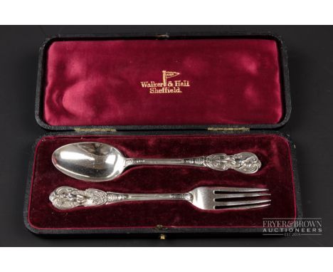 A Walker and Hall silver cased Christening set, spoon and fork, the handles cast with cherubs, Sheffield, 1915, 47grs approx
