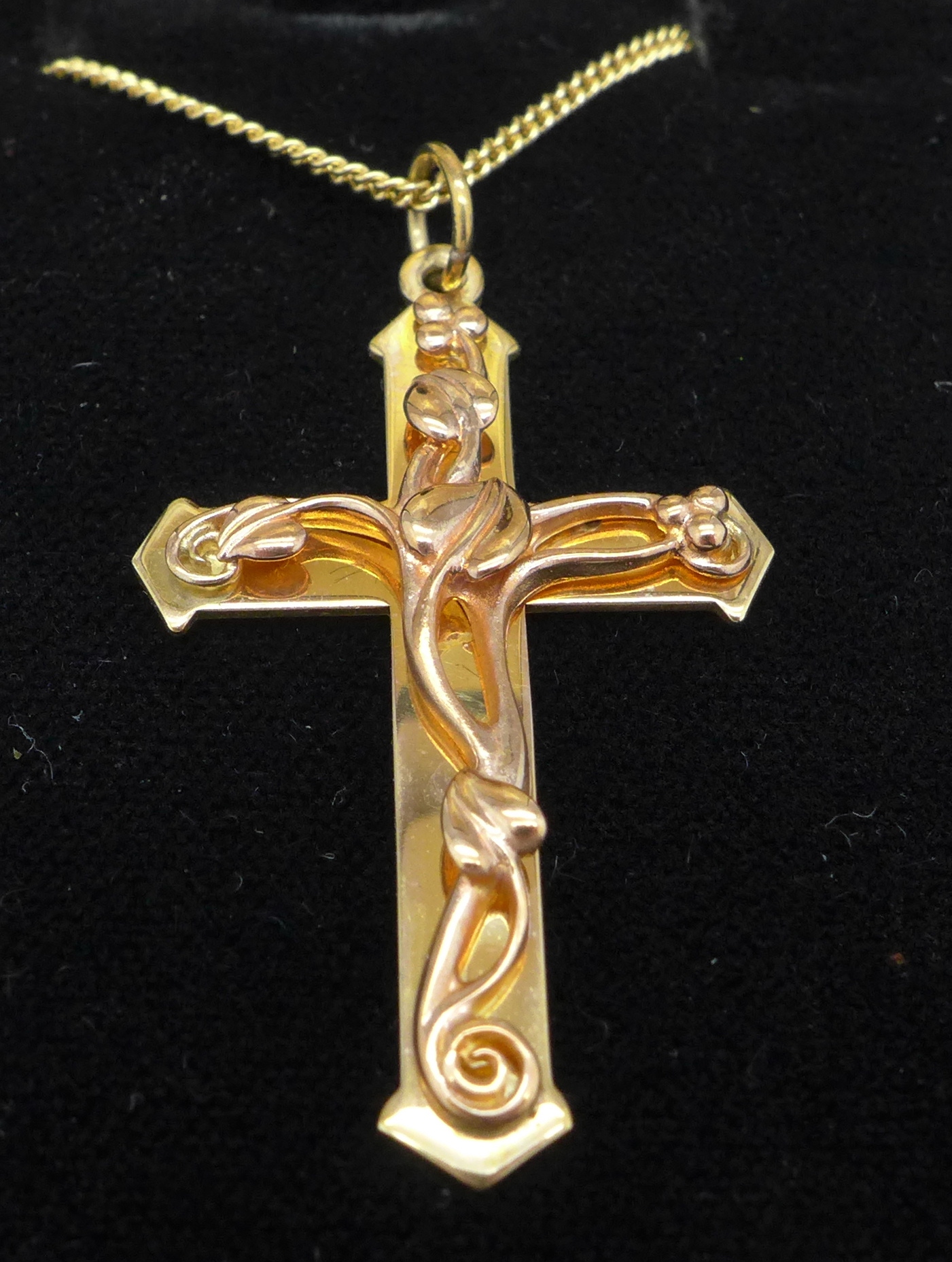 A 9ct Clogau gold cross pendant with chain, 6.4g, 38mm, with box