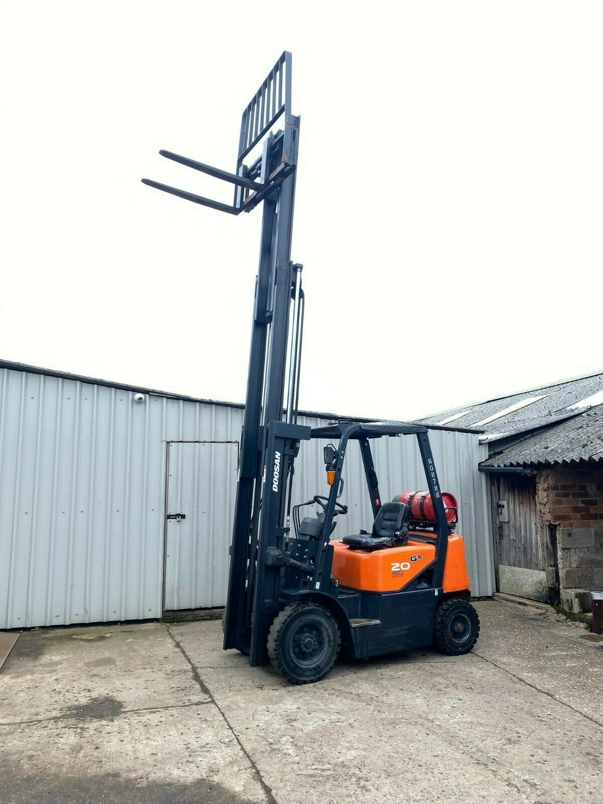 MA DOOSAN 2 TON GAS FORKLIFT, MODEL G20G, TRIPLE MAST, FREE LIFT