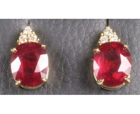 A PAIR OF RUBY EAR STUDS to match the previous lot, on 14kt gold posts, unmarked    (Est. plus 18% premium inc. VAT)